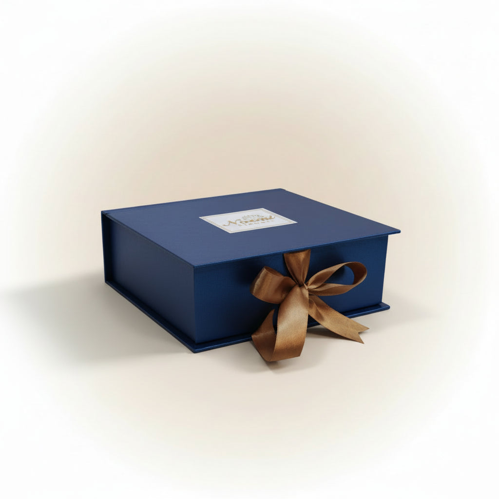 Compuesta: 1 Snacks, 3 Bombones Ferrero Rocher,1 Botella de vino espumoso,1 Bolígrafo,1 Gel de baño, 1 frase corta personalizada - Floristería Noemi Flowers.