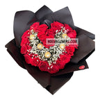 Confeccionado con rosas, gipsofilia, bombones Ferrero Rocher - Floristería Noemi Flowers. 