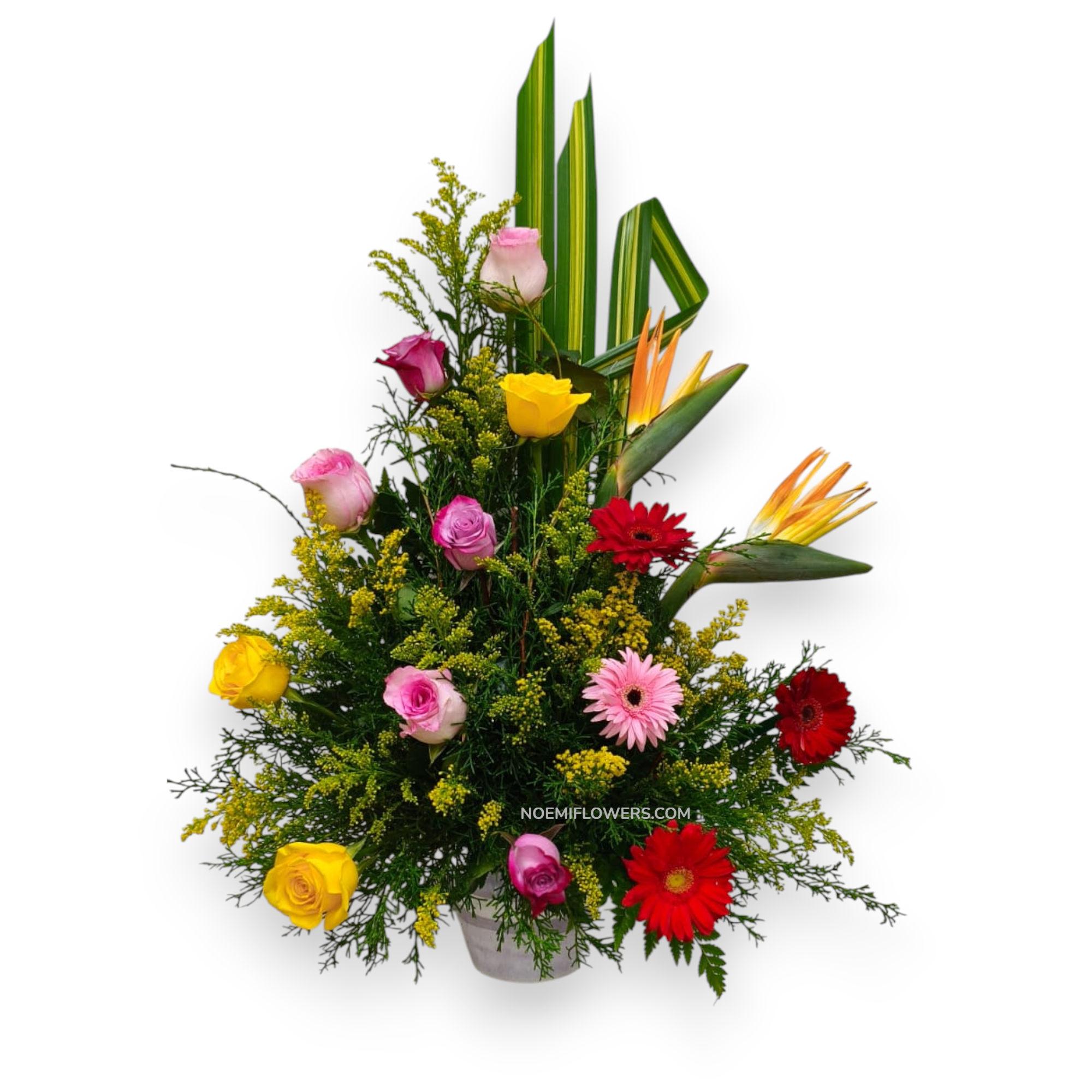 Confeccionado con rosas, gerberas, ave de paraíso y follaje variado - Floristería Noemi Flowers