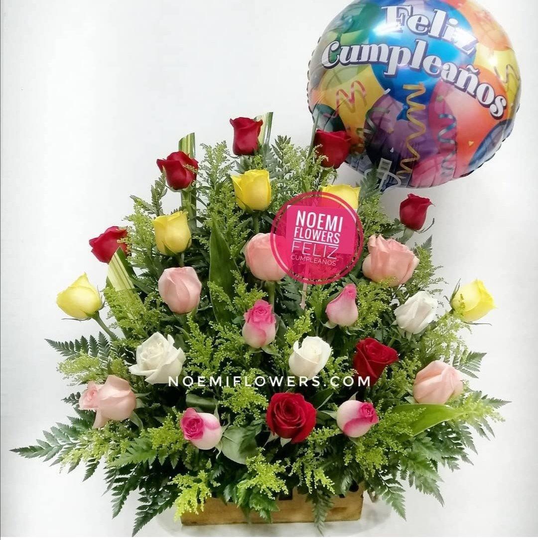 Confeccionado con rosas, follaje variado y globo de 18"- Floristería Noemi Flowers