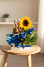 Arreglo Regalo con 2 cervezas Girasol y 2 rosas azules - Floristería Noemi Flowers.