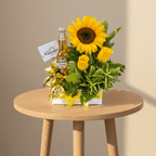 Arreglo Regalo con 2 cervezas Girasol y 2 rosas azules - Floristería Noemi Flowers.