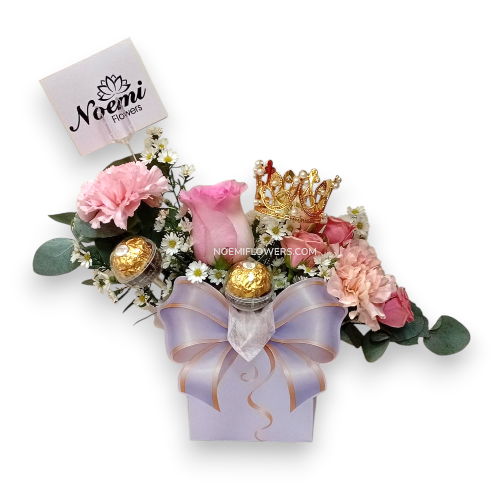 Confeccionado con rosas, claveles, mini rosas y una mini corona - Floristería Noemi Flowers.