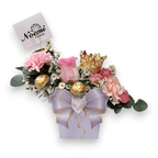 Confeccionado con rosas, claveles, mini rosas y una mini corona - Floristería Noemi Flowers.