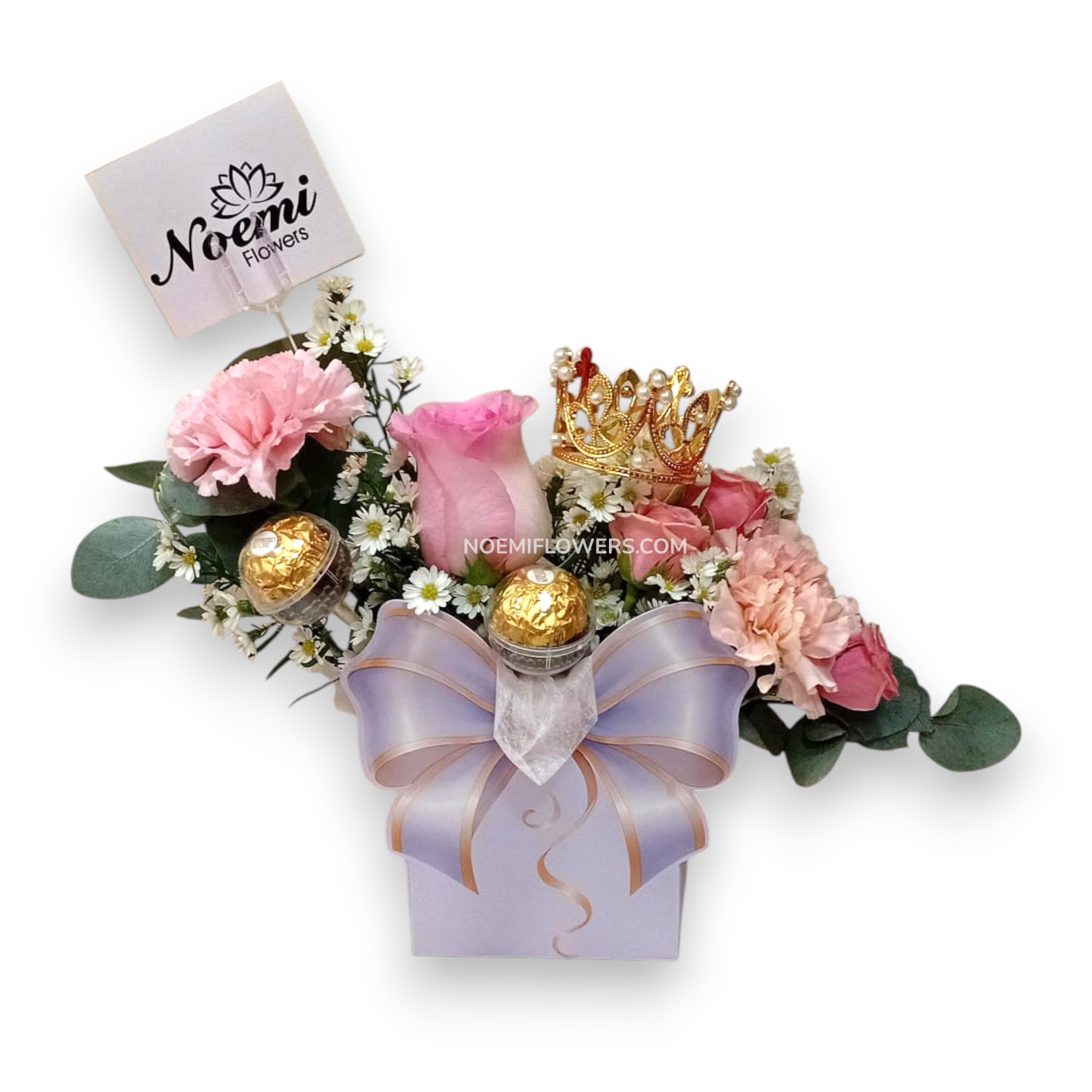 Confeccionado con rosas, claveles, mini rosas y una mini corona - Floristería Noemi Flowers.