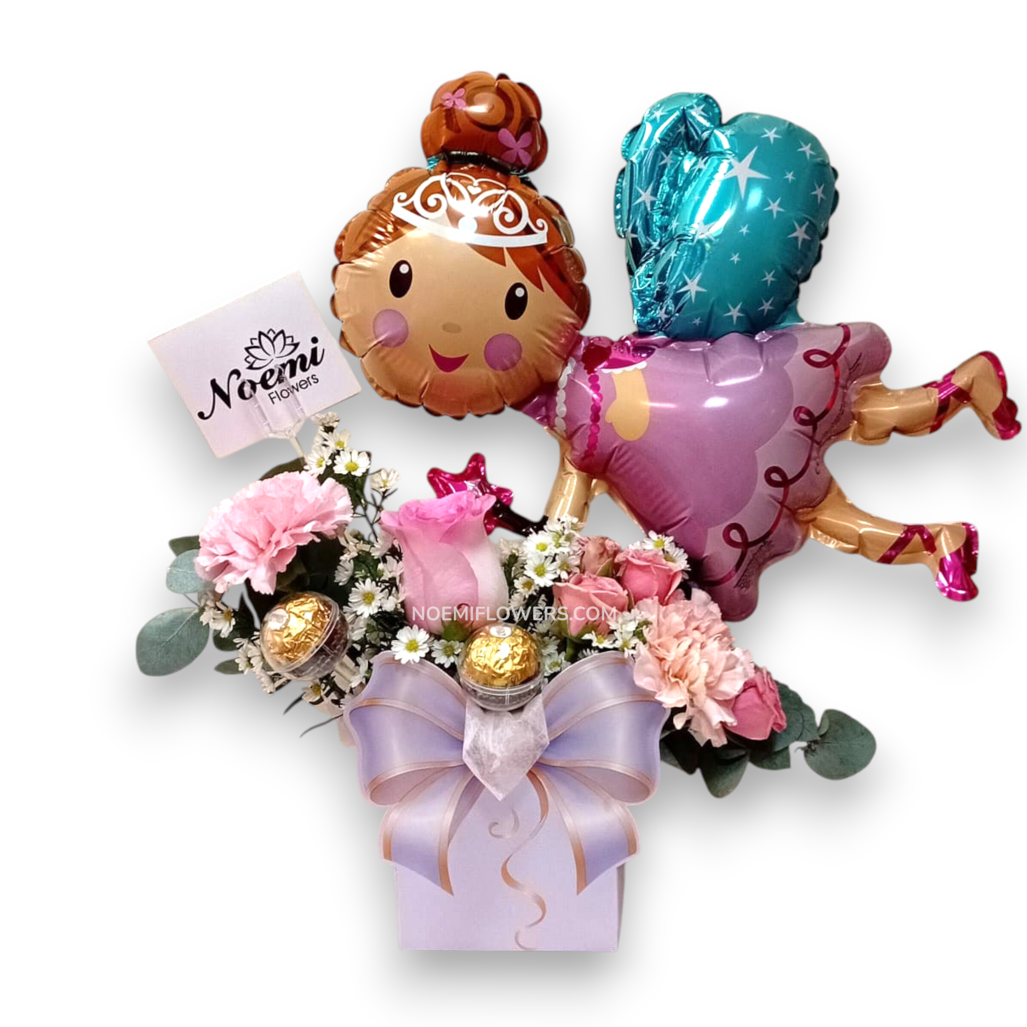 Confeccionado con rosas, claveles, mini rosas y globo de hada -  Floristería Noemi Flowers.
