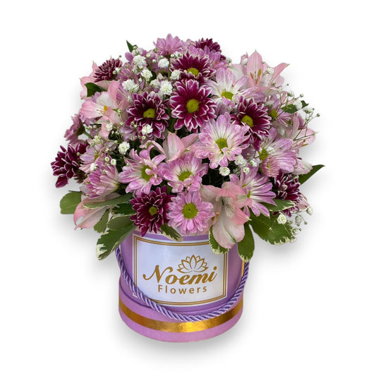 Caja de flores margaritas astromelias y gypsofilia con toque de follaje  - Floristería Noemi Flowers