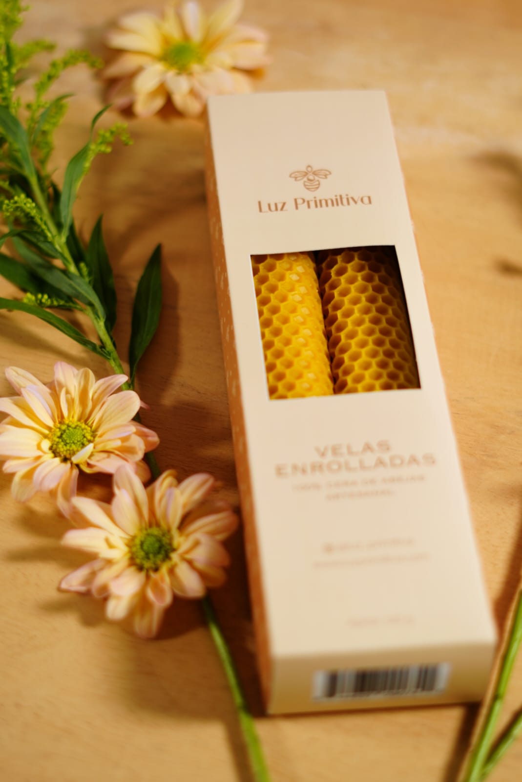 Velas enrolladas de cera de abeja Luz Primitiva en empaque artesanal con flores – Floristería Noemi Flowers Panamá
