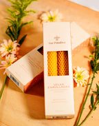 Velas enrolladas 100% cera de abeja artesanales, empaque Luz Primitiva con flores – Floristería Noemi Flowers Panamá
