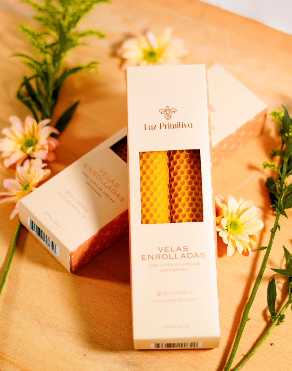 Velas enrolladas 100% cera de abeja artesanales, empaque Luz Primitiva con flores – Floristería Noemi Flowers Panamá

