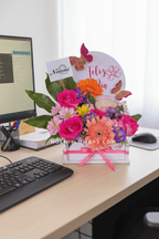 Arreglo con rosas, gerberas  y vela - Floristería Noemi Flowers