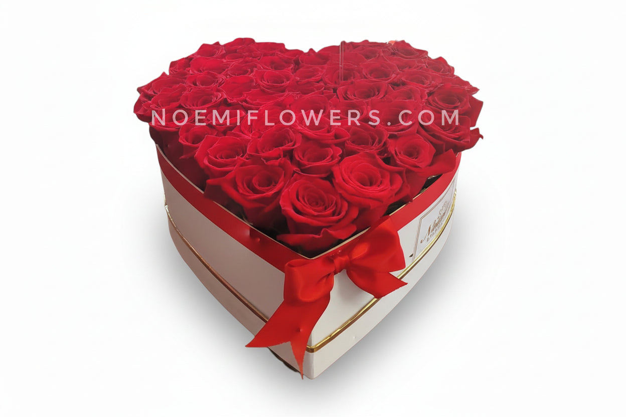 Caja Corazón de 50 Rosas - Floristería Noemi Flowers
