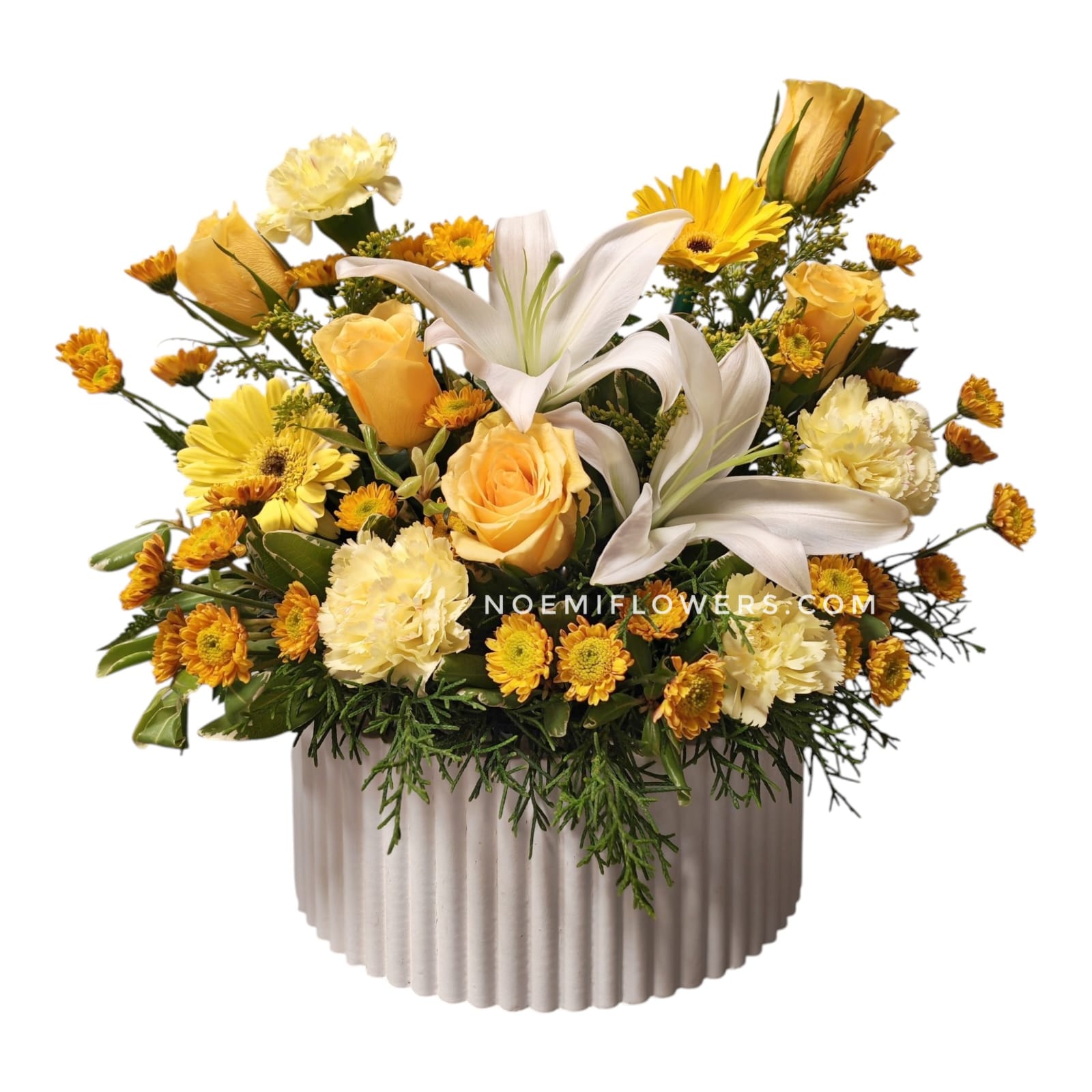 Arreglo floral confeccionado con rosas, lirios, claveles, crisantemos y follaje variado - Floristería Noemi Flowers.