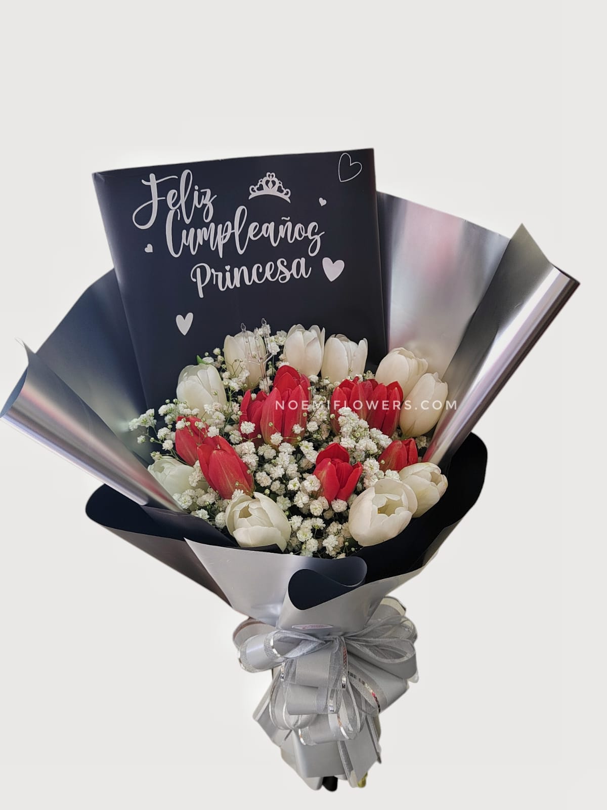 Especial bouquet elegante compuesto por tulipanes y gipsofilia con personalizado corto-Floristería Noemi Flowers.