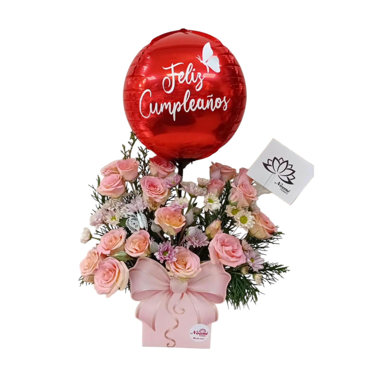 Confeccionado con mini rosas, pino y globo personalizado - Floristería Noemi Flowers. 
