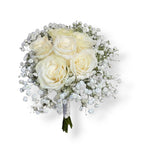 Confeccionado con rosas y gipsofilia - Floristería Nomei Flowers. 