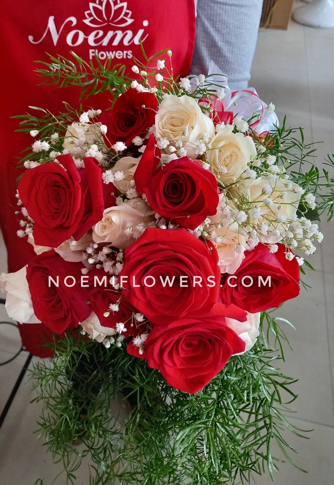 Ramo de novia con rosas blancas y rojas
