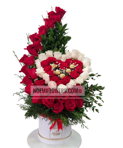 Arreglo floral confeccionado con rosas, claveles, bombones Ferrero Rocher  y follaje variado - Floristería Noemi Flowers