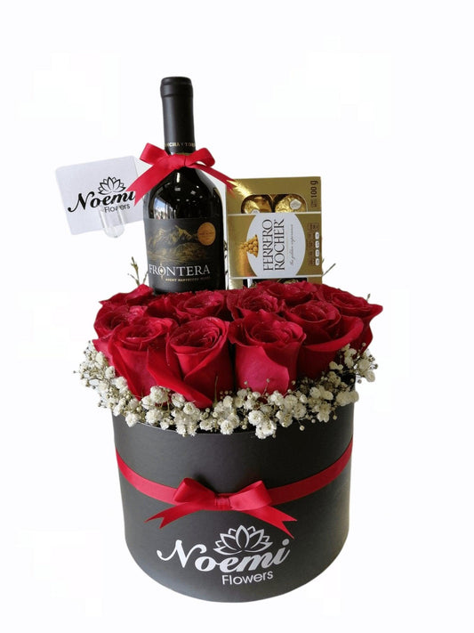Caja negra con 12 rosas rojas botella de vino y Chocolates - Floristería Noemi Flowers