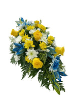 Centro de mesa que combina la belleza de los crisantemos en tonos azul con lirios y rosas amarillas vibrantes - Floristería Noemi Flowers.