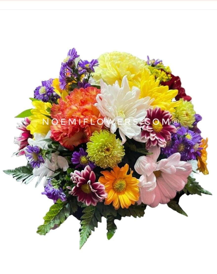 Centro de mesa pequeños con colores variados -Floristería Noemi Flowers