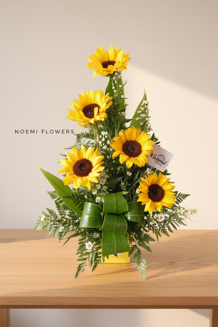 Arreglo regalo con 5 girasoles y follaje Claridad - Floristería Noemi Flowers
