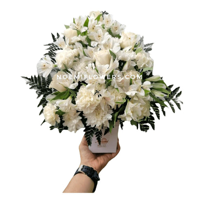 Arreglo Floral con rosas blancas Claveles blancos y Astromelias -  Floristería Noemi Flowers