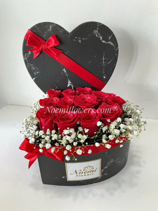 Corazón de 12 Rosas confeccionado con 12 rosas y gipsofilia en caja con forma de corazón  - Floristería Noemi Flowers