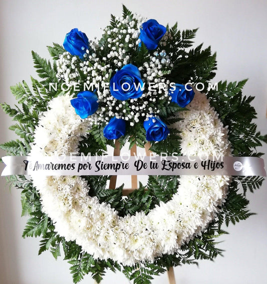Corona Funebre con Crisantemos Blancos y Rosas Azules - Floristería Noemi Flowers