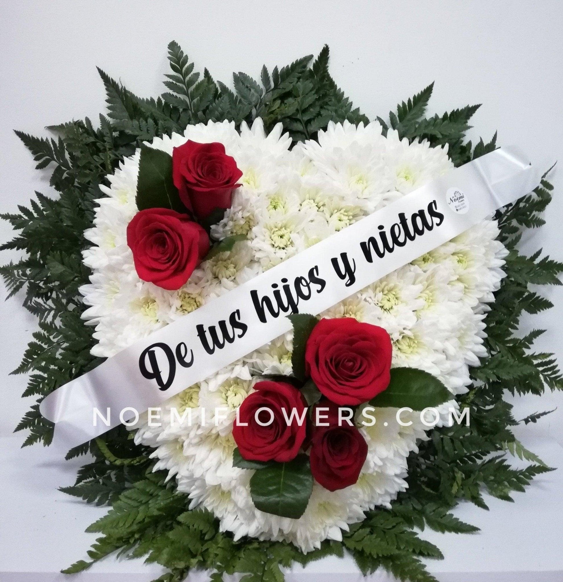 Corona NF-22 en forma de corazón  compuesta de rosas, crisantemos, helechos - Floristería Noemi Flowers