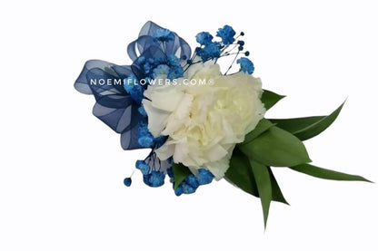 Corsage de clavel para dama - Floristería Noemi Flowers