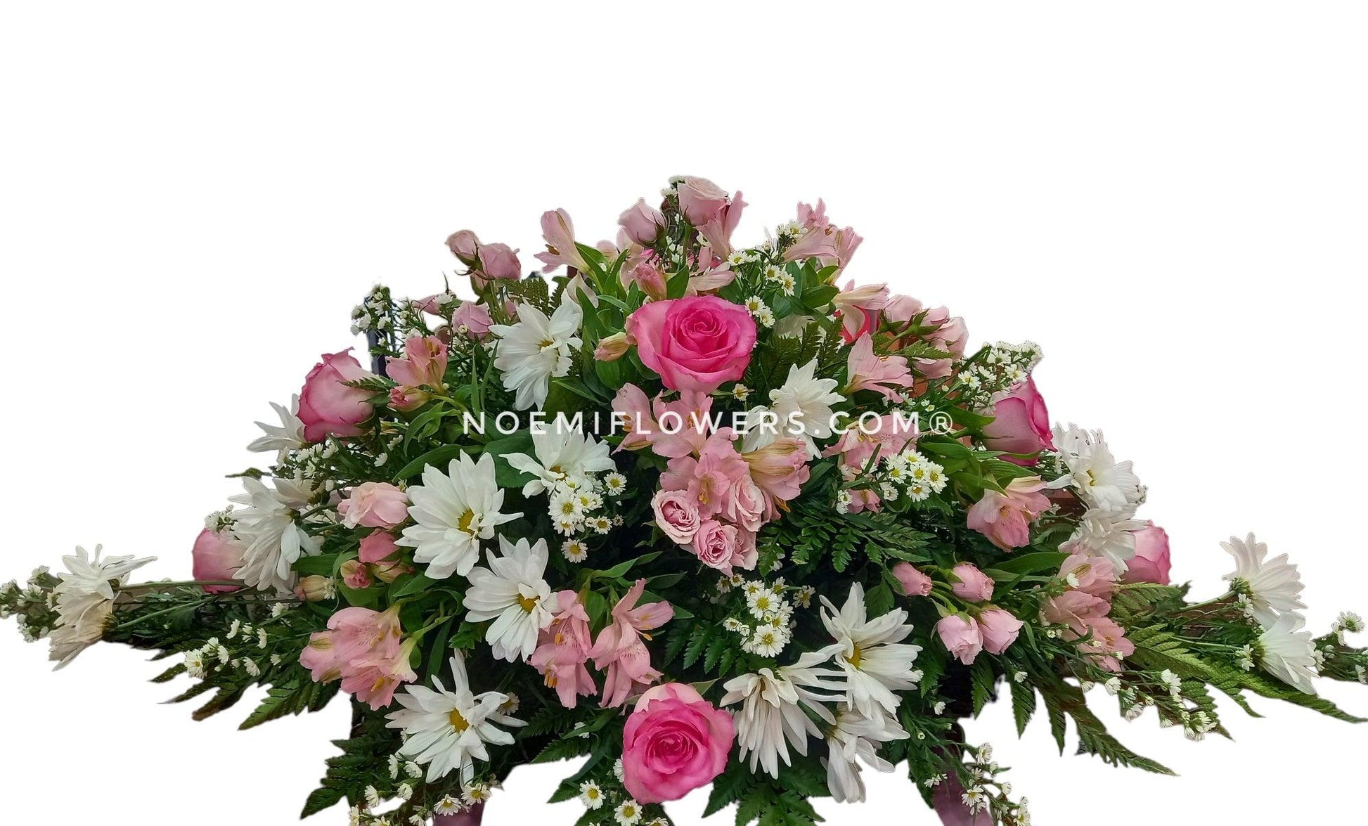 Cubre Caja NF-06 Compuesto de rosas, astromelias, margaritas, mini rosas, helecho, montecasino blanco - Floristería Noemi Flowers