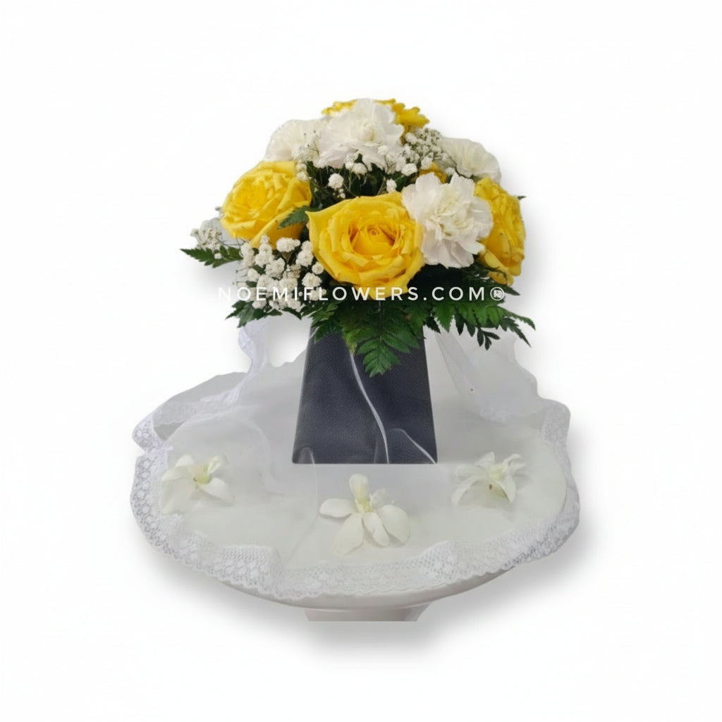 Cubre Urna Rosas Amarillas y Claveles blancos - Floristería Noemi Flowers