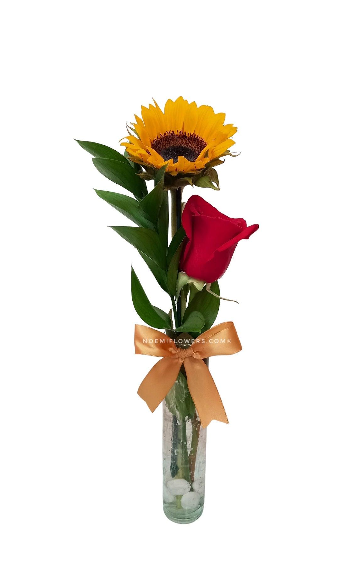 Girasol y rosa roja en pequeño jarrón  - Floristería Noemi Flowers