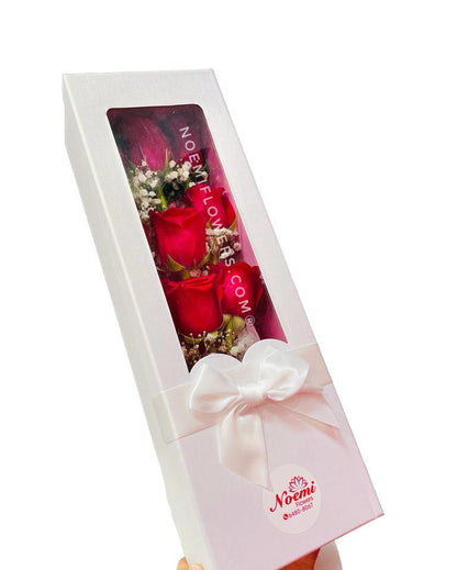 Caja con 9 rosas rojas chocolates y mini botella de vino - Floristería Noemi Flowers