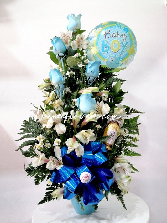 Arreglo Floral con rosas celestes, astromelias, helechos, chocolate y globo - Floristería Noemi Flowers