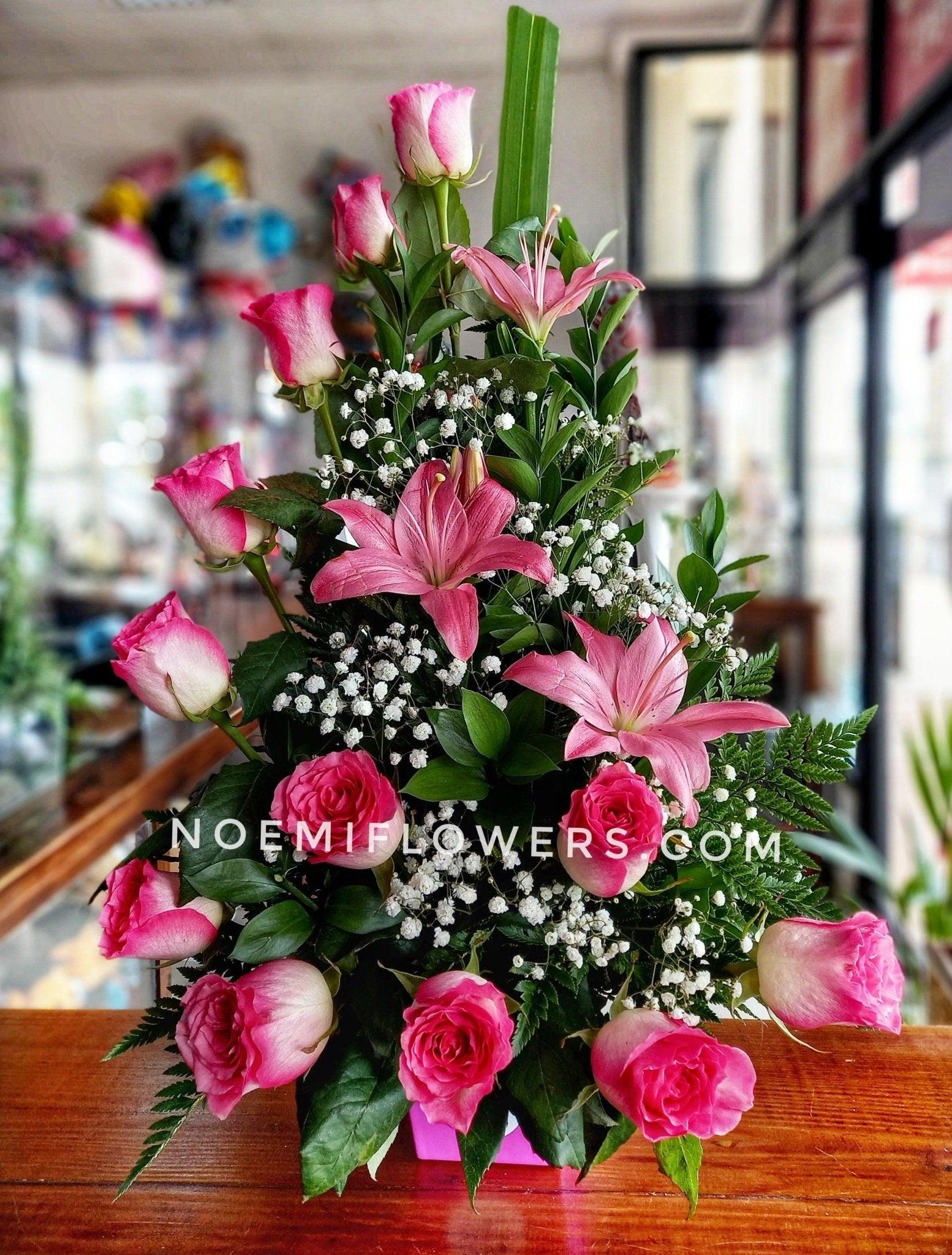 Expresiva confeccionado con rosas, lirios, gipsofilia  y follaje variado  - Floristería Noemi Flowers