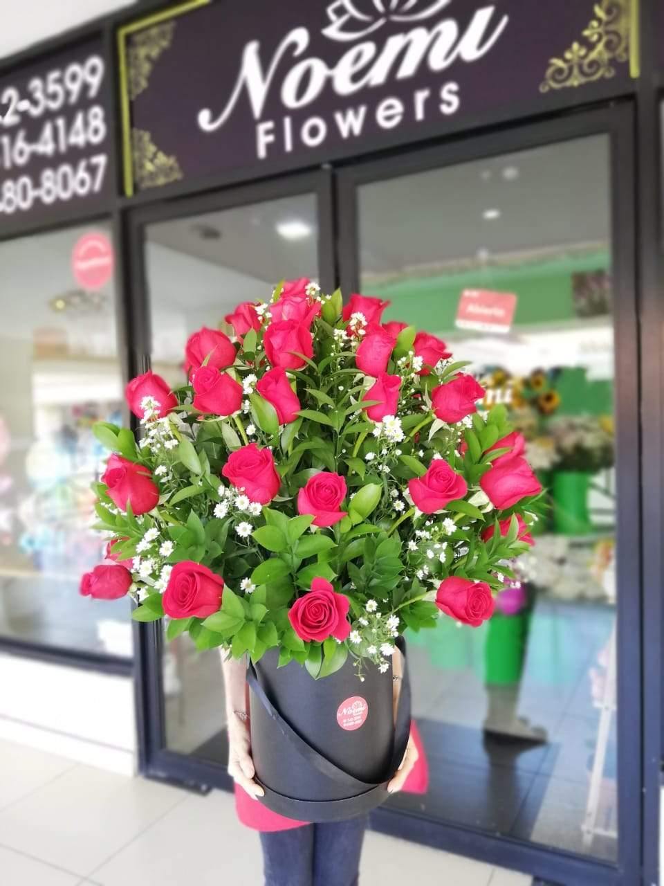 Caja de 50 Rosas - Floristería Noemi Flowers