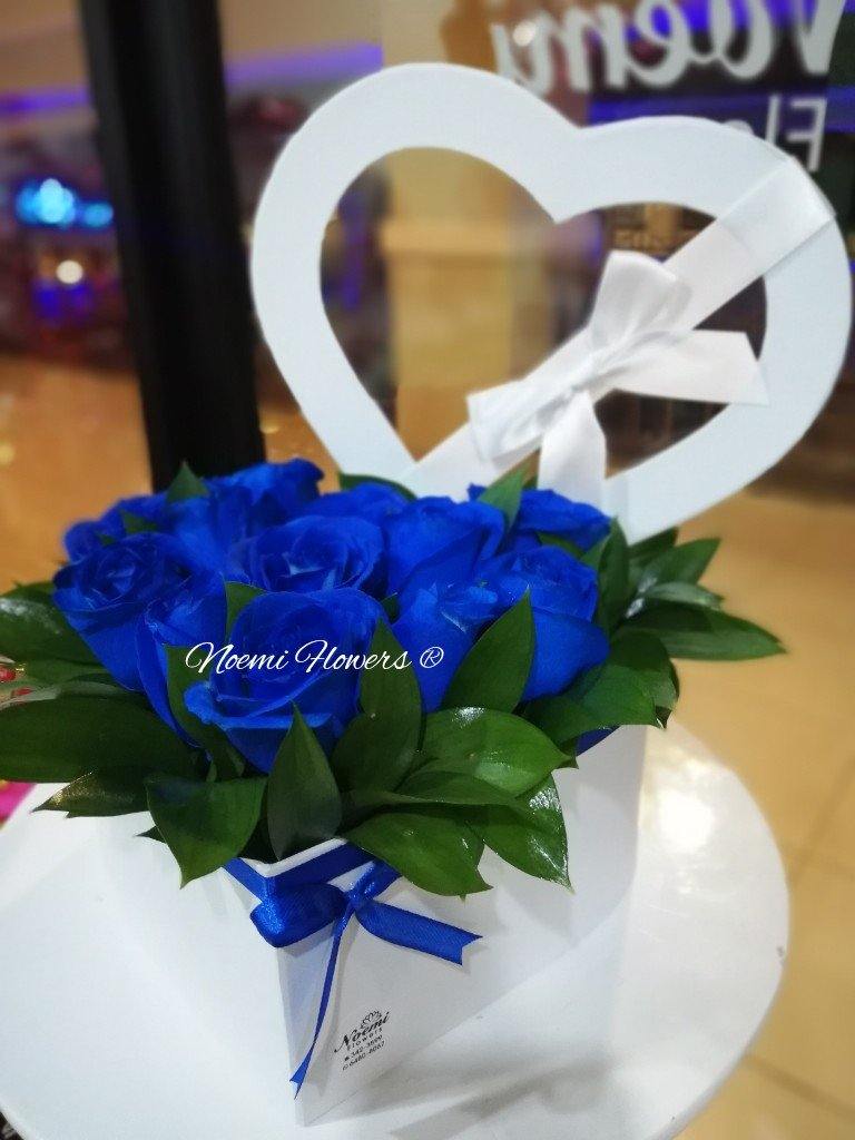 Caja Corazón de 12 Rosas Azules - Floristería Noemi Flowers