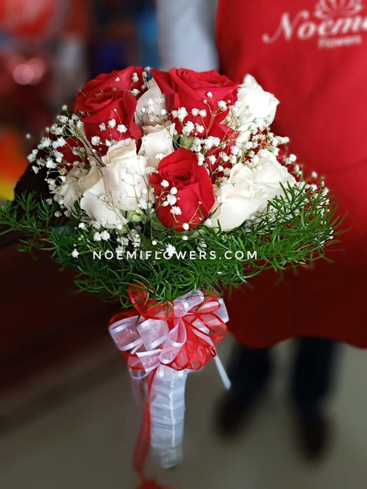 Ramo de novia con rosas blancas y rojas