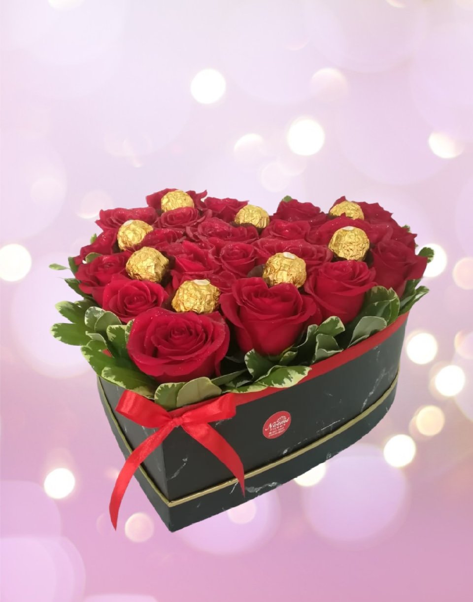 Caja Corazón 24 Rosas con Ferrero - Floristería Noemi Flowers