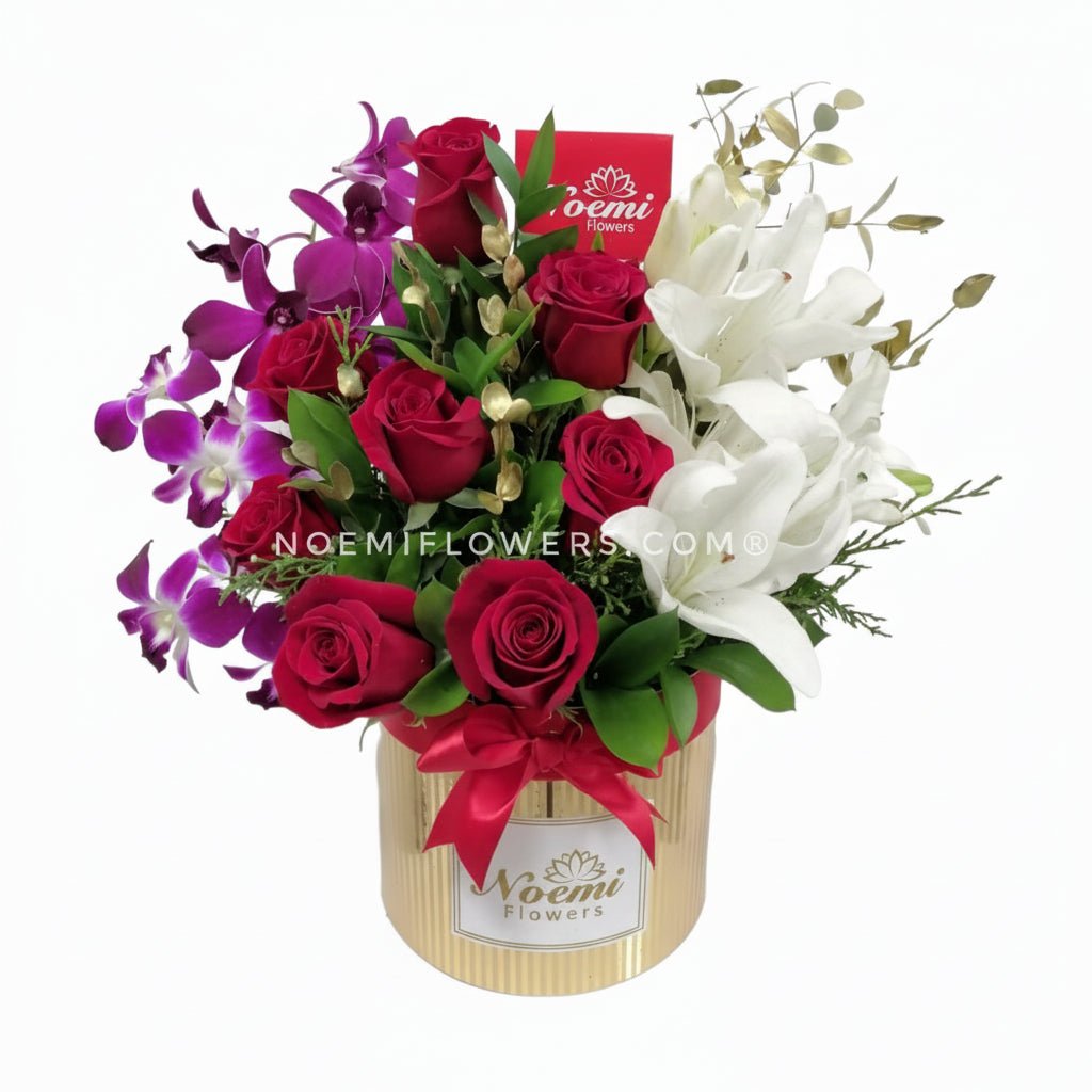 Mi Complemento confeccionado con rosas, orquídea, lirios y follaje variado con toques dorados - Floristería Noemi Flowers