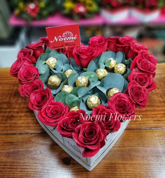 Caja corazon con rosas rojas y bombones- Floristería Noemi Flowers