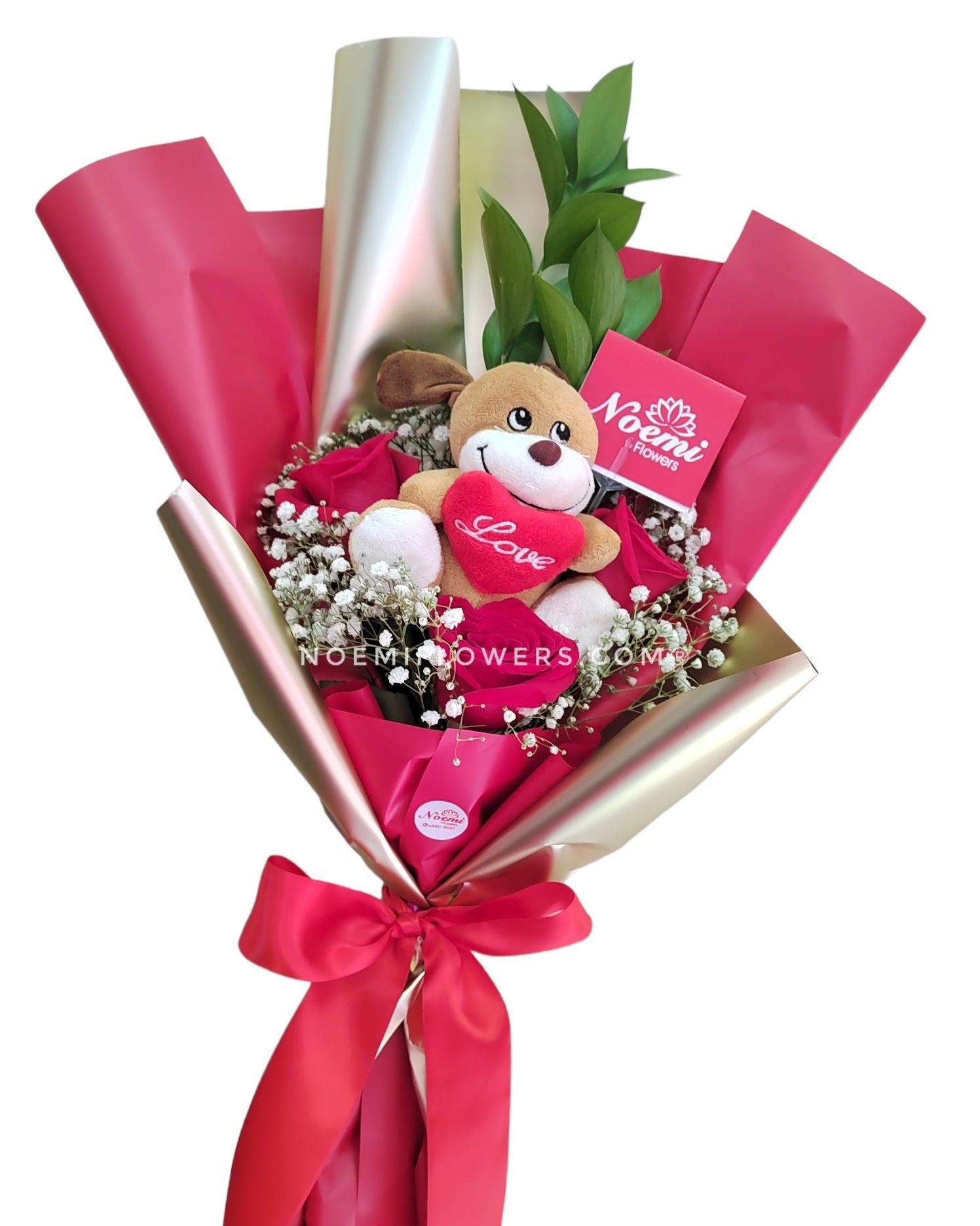 Confeccionado con rosas, peluche y follaje variado  - Floristería Noemi Flowers