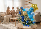 Este hermoso detalle floral viene en una elegante base de madera que quedará como recuerdo permanente. Las rosas azules simbolizan misterio, exclusividad y lo extraordinario, perfectas para cumpleaños - Floristería Noemi Flowers