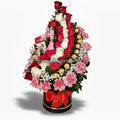 Arreglo compuesto por 26 rosas, claveles, astromelias, follaje variado, acompañado por vino pequeño rosado, 10 bombones de chocolate Ferrero Rocher,- Floristería Noemi Flowers