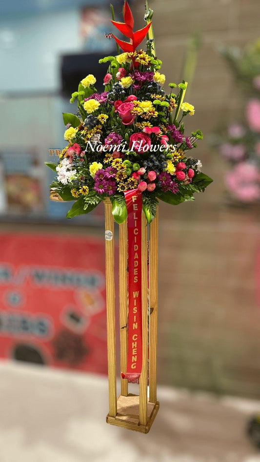 Arreglo de Flores variadas para Evento con cinta de felicidades - Floristería Noemi Flowers
