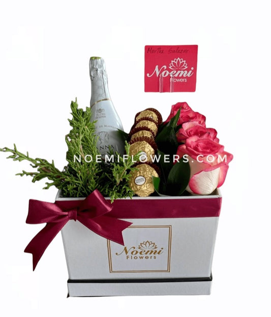 Caja decorada con rosas matizadas 5 bombones de  chocolates Ferrero rocher y una botella pequeña de Anna