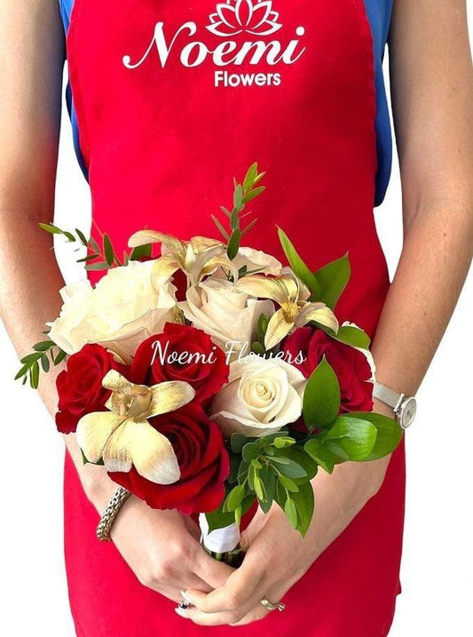 Ramo de novia con rosas rojas y blancas y orquídeas  - Floristería Noemi Flowers