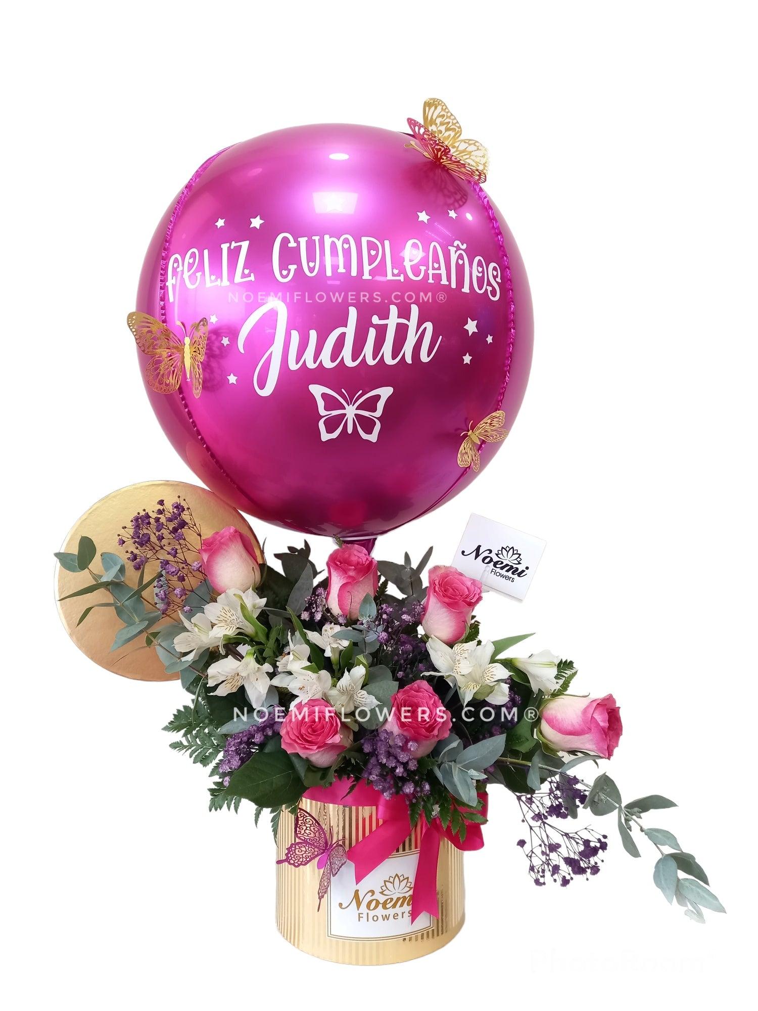 Confeccionado con rosas, astromelias, eucalipto, follaje variado y globo orbit con  - Floristería Noemi Flowersersonalizado